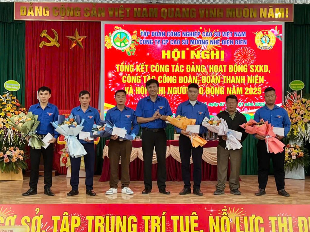 Đoàn Thanh niên VRG trao quà thanh niên công nhân các đơn vị miền núi phía Bắc